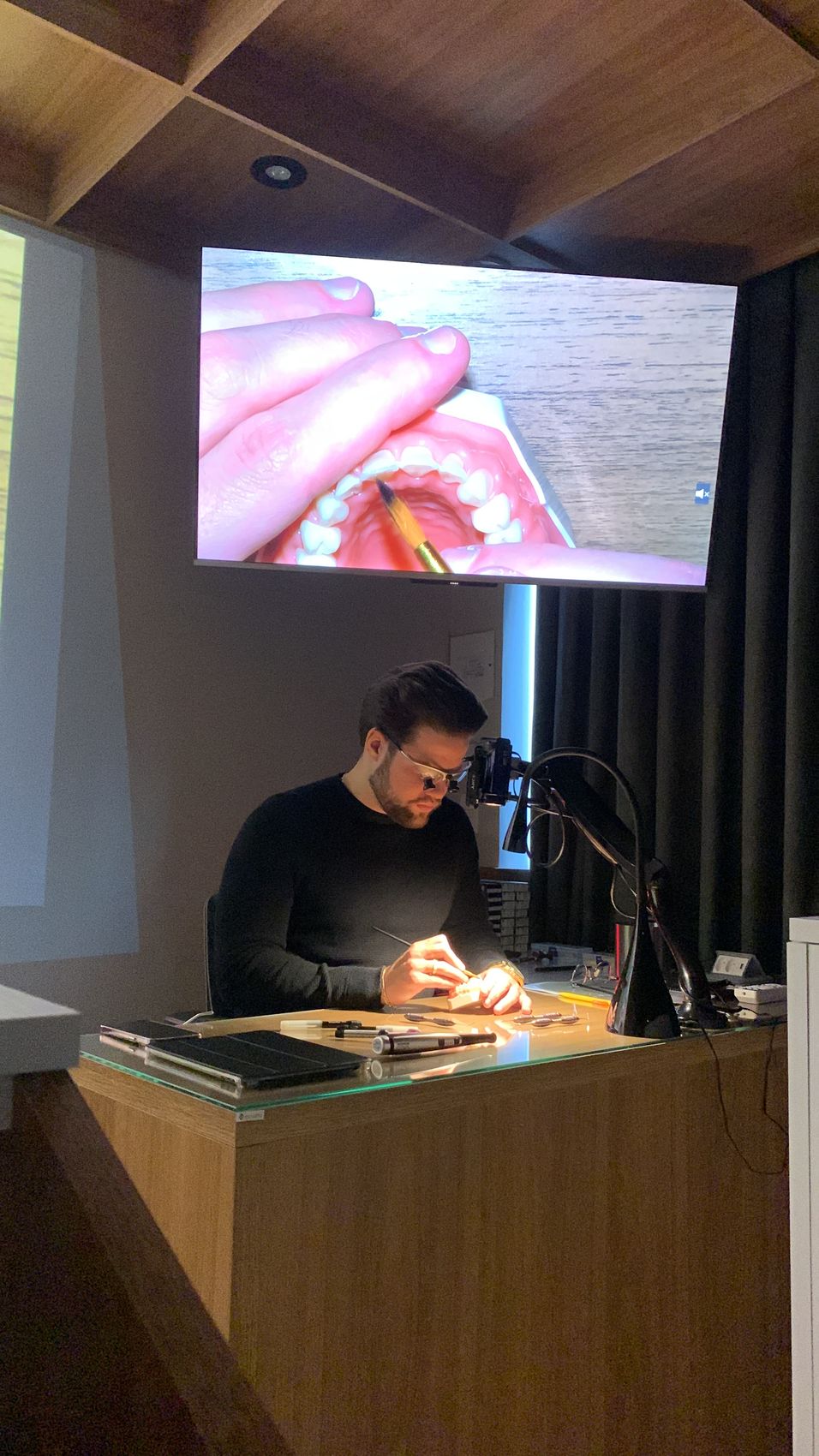 Prof. Mateus realizando caso ao vivo, com a imagem projetada na tela