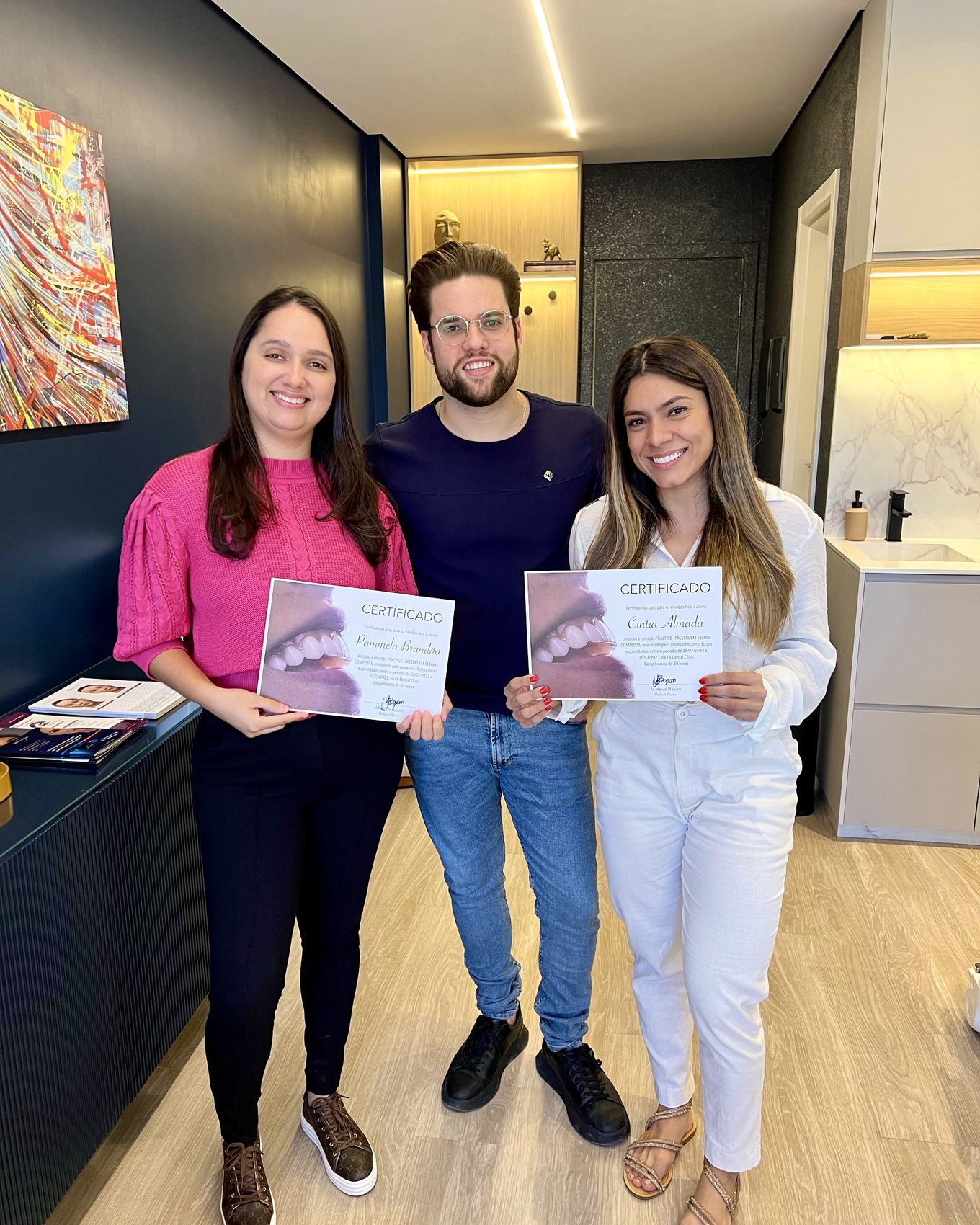 Alunas recebendo o certificado com o Prof. Mateus