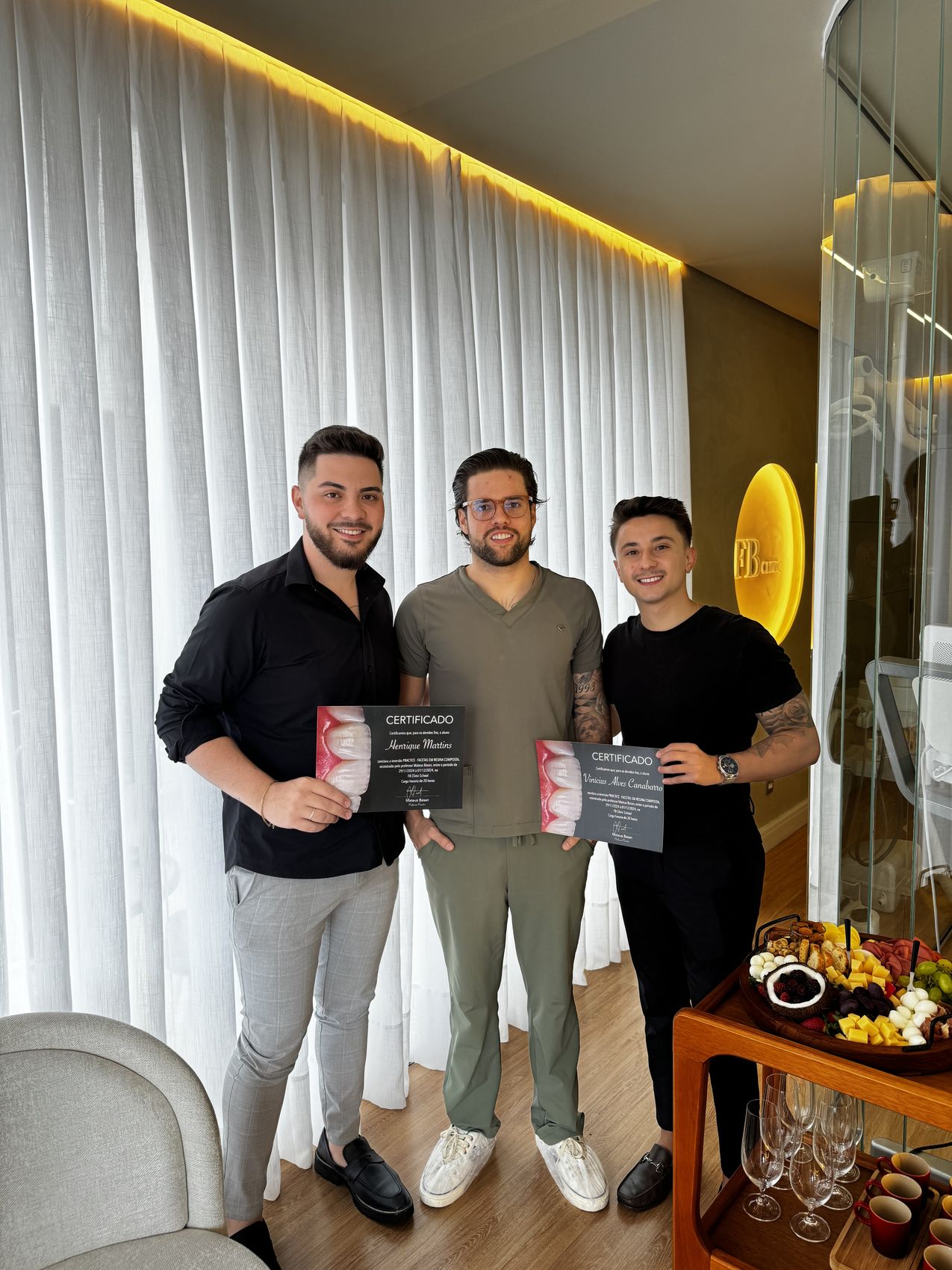 Alunos com certificado ao lado do Prof. Mateus