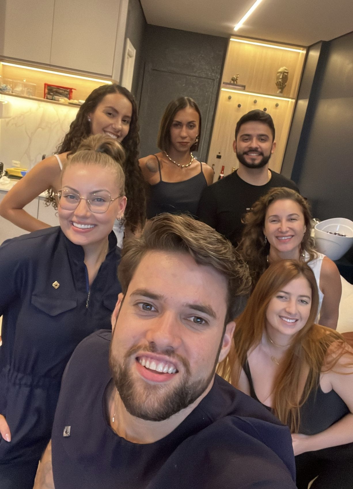 Turma do practice em foto descontraída com o Prof. Mateus